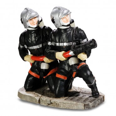 Figurine Pompiers accroupis lance à incendie