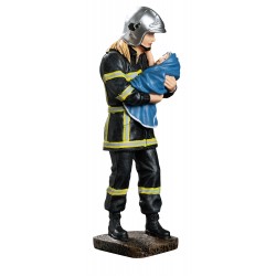 Figurine femme pompier sauvant un bébé
